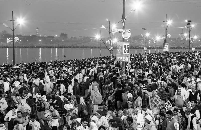 Rush of devotees for Kumbh Snan at dawn at the confluence of rivers Ganga, Yamuna and Sarasvati in Prayag (Allahabad), Uttar Pradesh